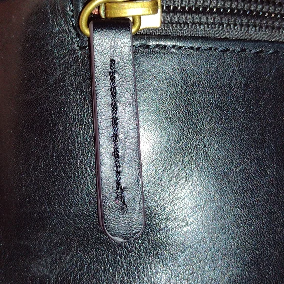 TIGNANELLO Black Genuine Leather Crossbody Bag w/RFID safe Credit Card holder - Picture 3 of 11
